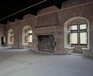 1er étage-carré : appartements du seigneur de Montsoreau, grande salle, cheminée nord.
