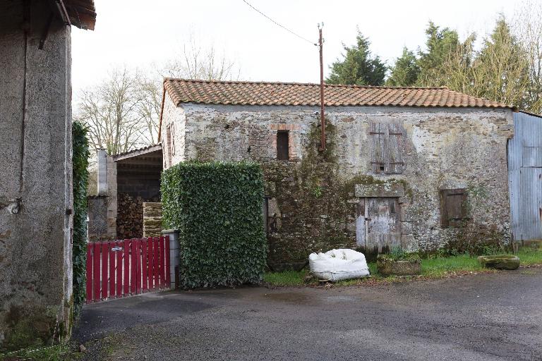 Habitation avec étage de stockage en surcroît. Escalier hors oeuvre sur le mur pignon. La Pichaudière, Saint-Hilaire-de-Clisson. Cadastre 2018, ZR01-125.