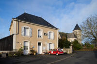 Presbytère de Villaines-sous-Lucé, puis école communale de filles, actuellement immeuble à logements et groupe scolaire