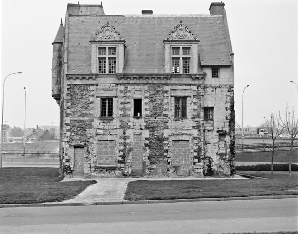 Hôtel Etienne Hervé, puis hôtel Ogeron de la Boire, puis école de charité, puis école des Frères des Ecoles chrétiennes, dit faussement hôtel du Roi-de-Pologne, actuellement institut municipal