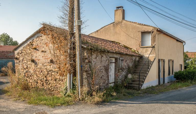 Habitation en rez-de-chaussée à une pièce sous charpente. Murs pignon et gouttereau antérieur. Le Praud, Divatte-sur-Loire. Cadastre 2018, ZV 01-267.