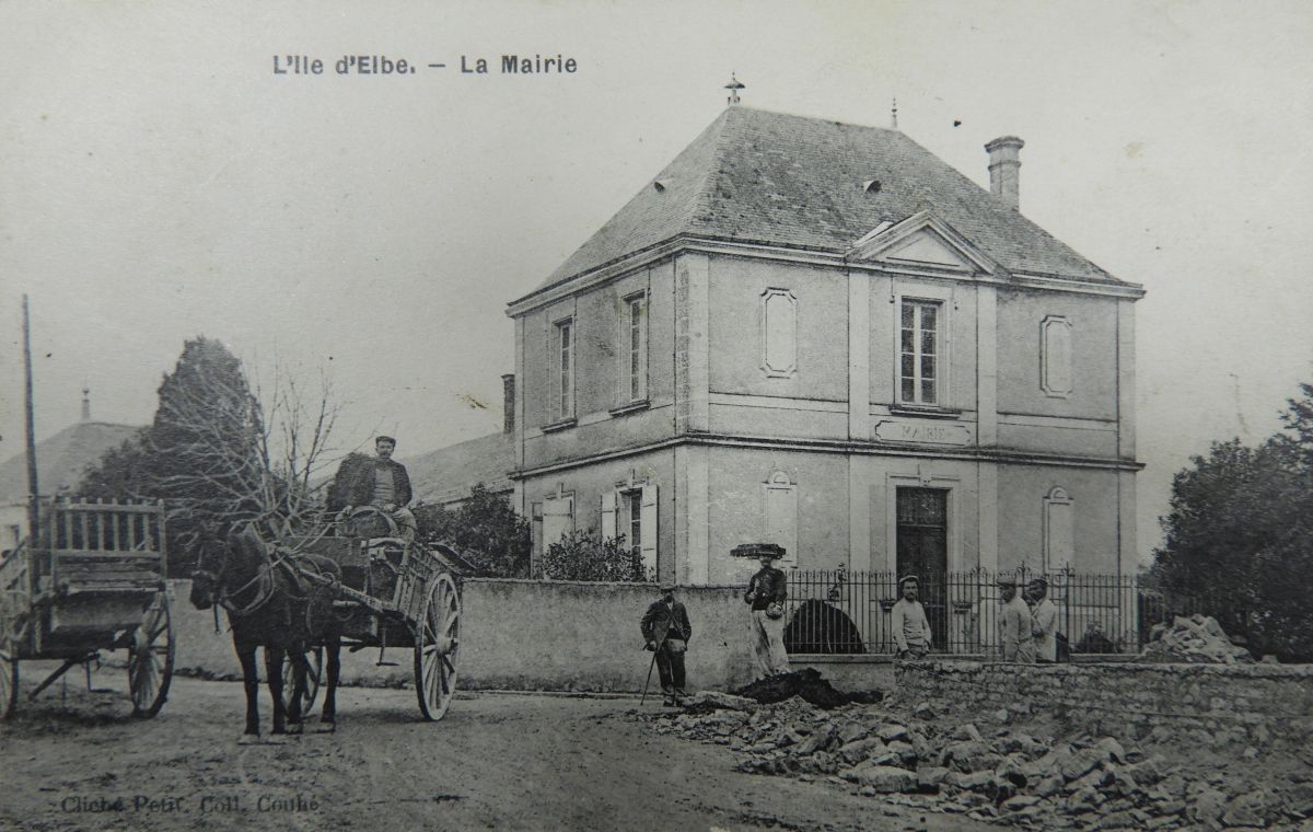 Ecole primaire publique de garçons et mairie puis bureau de poste, actuellement salle des fêtes, salle de musique et charcuterie