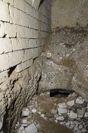 Palier du second sous-sol : paroi maçonnée fondée sur le tuffeau (à l'ouest), paroi de sable glauconnieux (au nord), accès au troisième sous-sol creusé dans le tuffeau (en bas, remblayé).