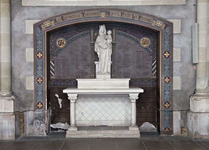 Monument aux morts, église paroissiale Saint-Pierre de Thouarcé