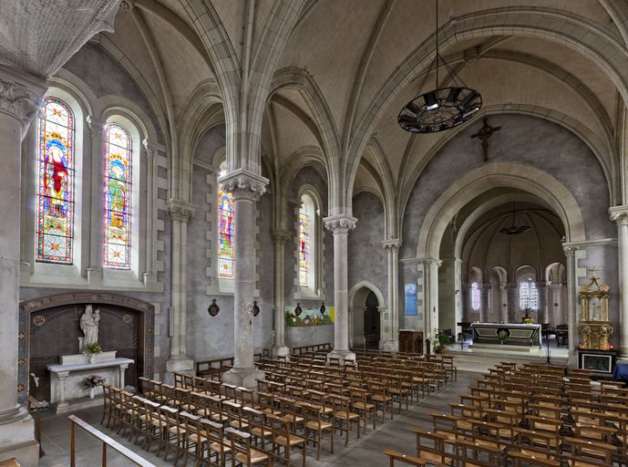 Monument aux morts, église paroissiale Saint-Pierre de Thouarcé