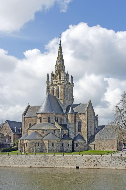 Prieuré de bénédictines, puis église paroissiale Notre-Dame, actuellement basilique Notre-Dame d'Avesnières, place d'Avesnières, Laval