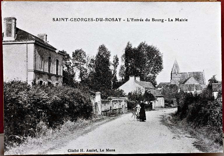 Mairie-école puis groupe scolaire de Saint-Georges-du-Rosay, actuellement mairie, poste et groupe scolaire.