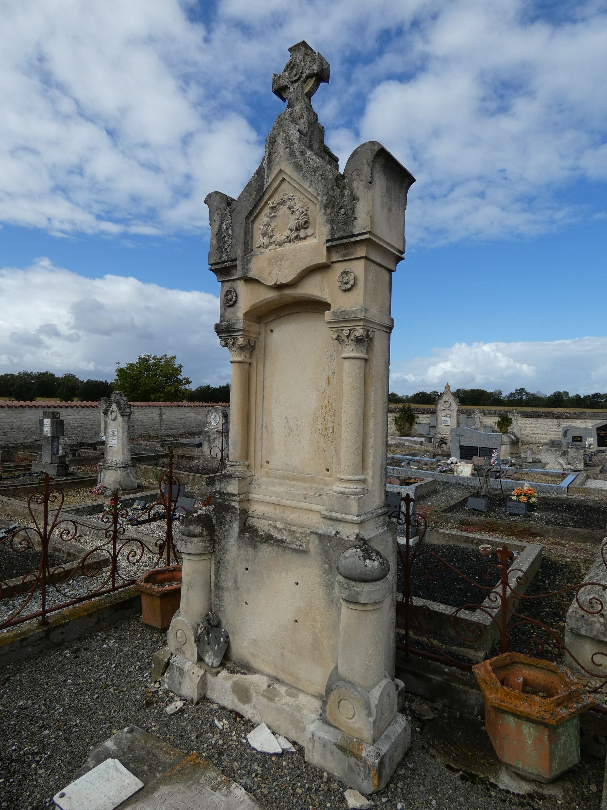 Tombeau de la famille Caquineau-Polycarpe-Truhaut