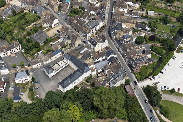 Maison dite de l'Enfant Jésus ou de La Providence de Bonnétable, puis hospice, actuellement immeubles à logements.