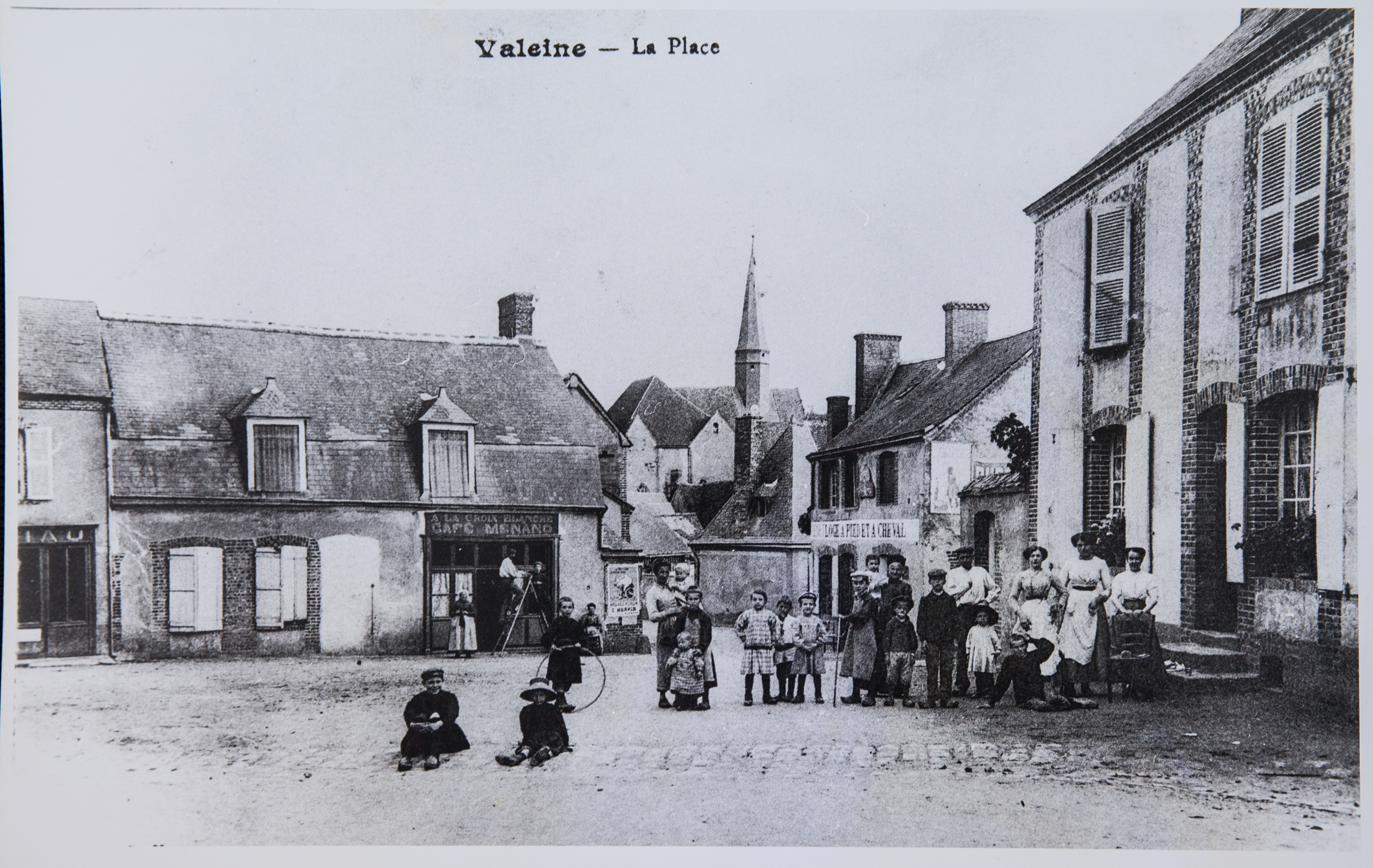 Place du Frouïl, Valennes