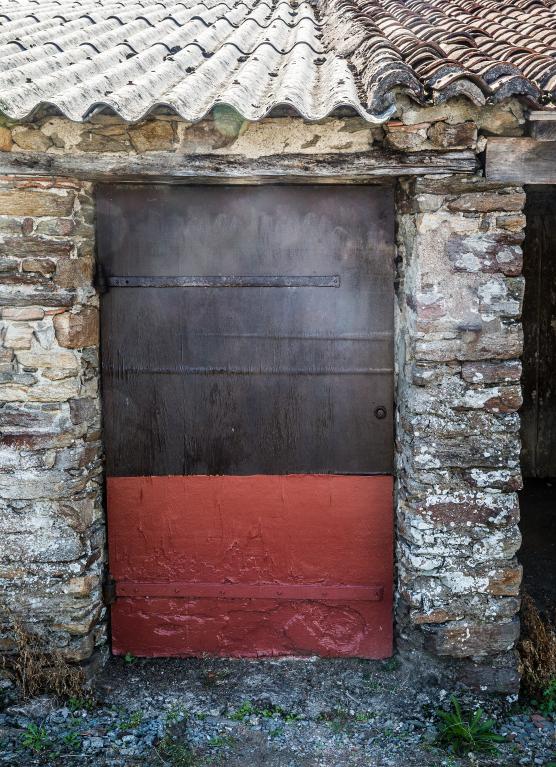 Utilisation du pan de mur du bâtiment préexistant comme piédroit de la porte du nouveau bâtiment. Le linteau de bois est encastré dans le mur existant. La Renouère, Le Landreau. Cadasre 2018, BM 01-126.