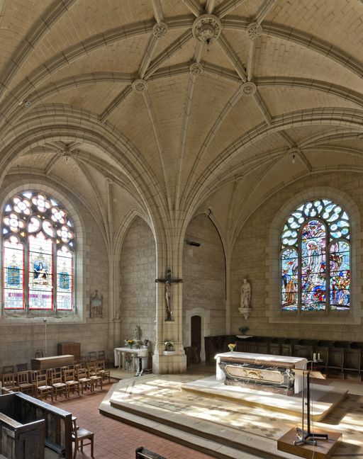 Monument aux morts, église paroissiale Saint-Hilaire d'Étriché