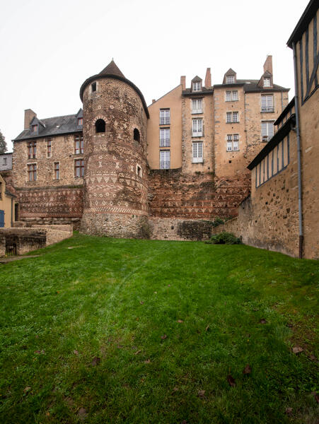 Vue de l'enceinte romaine côté ouest.