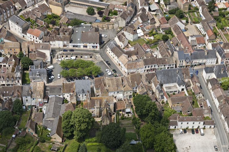 Le quartier de la halle marchande de Bonnétable puis place du Marché.