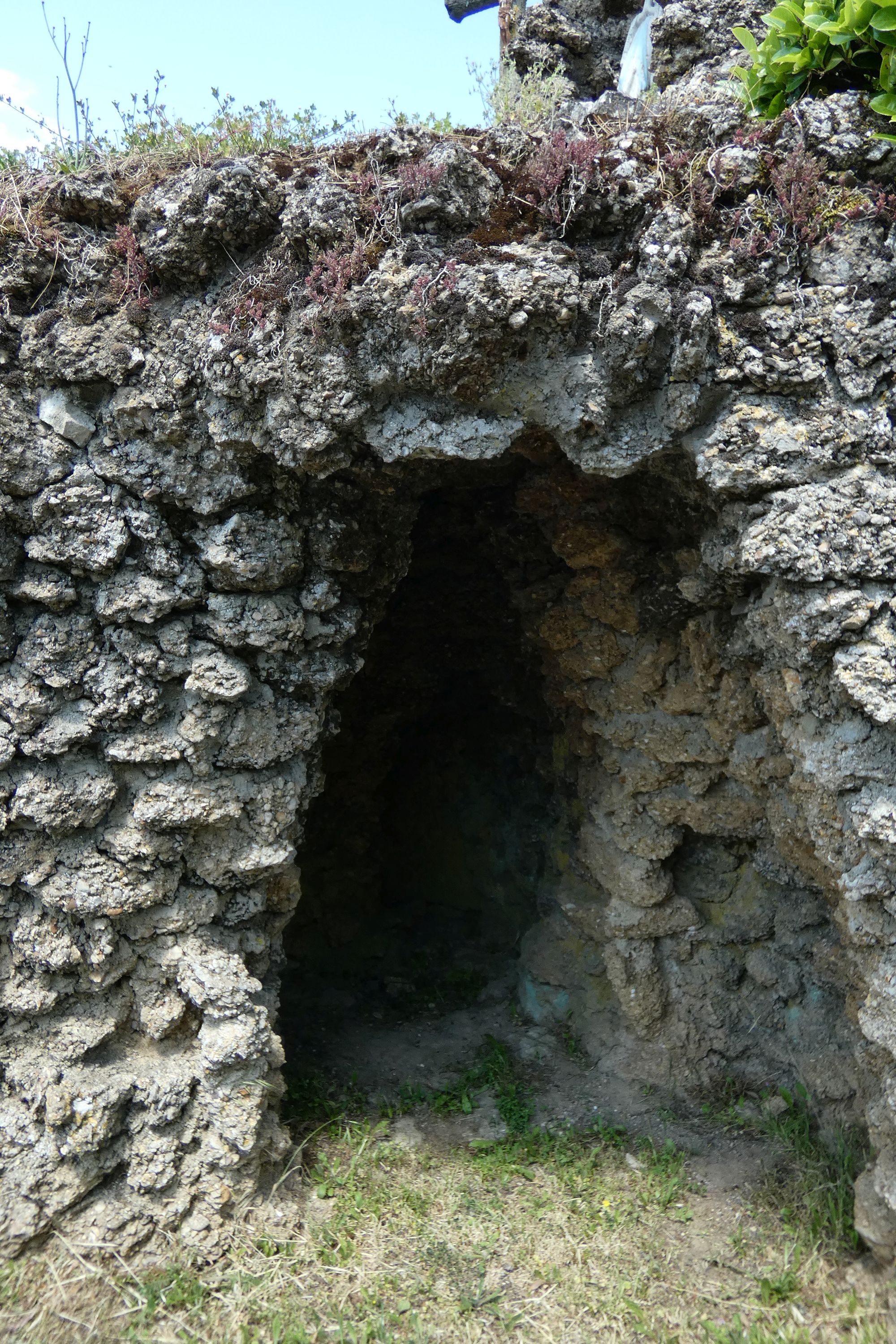 Croix de chemin et grotte de Lourdes, rue de la Doue