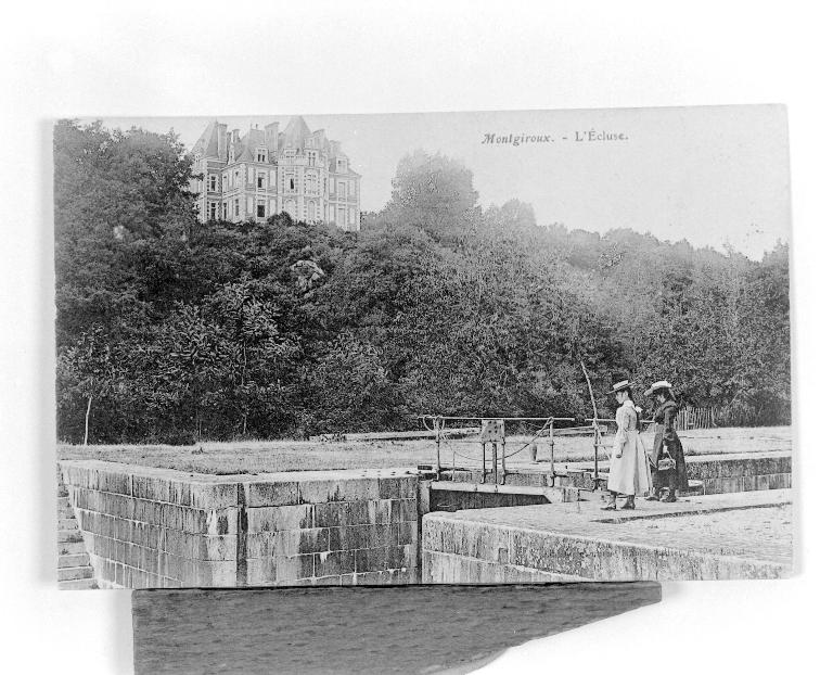 L'écluse des Communes et le château de Montgiroux.