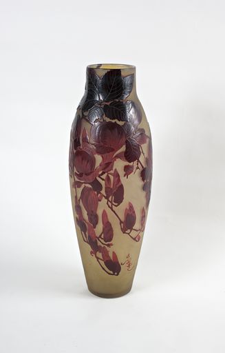 Vase décoratif aux fleurs de magnolia, vue de face.