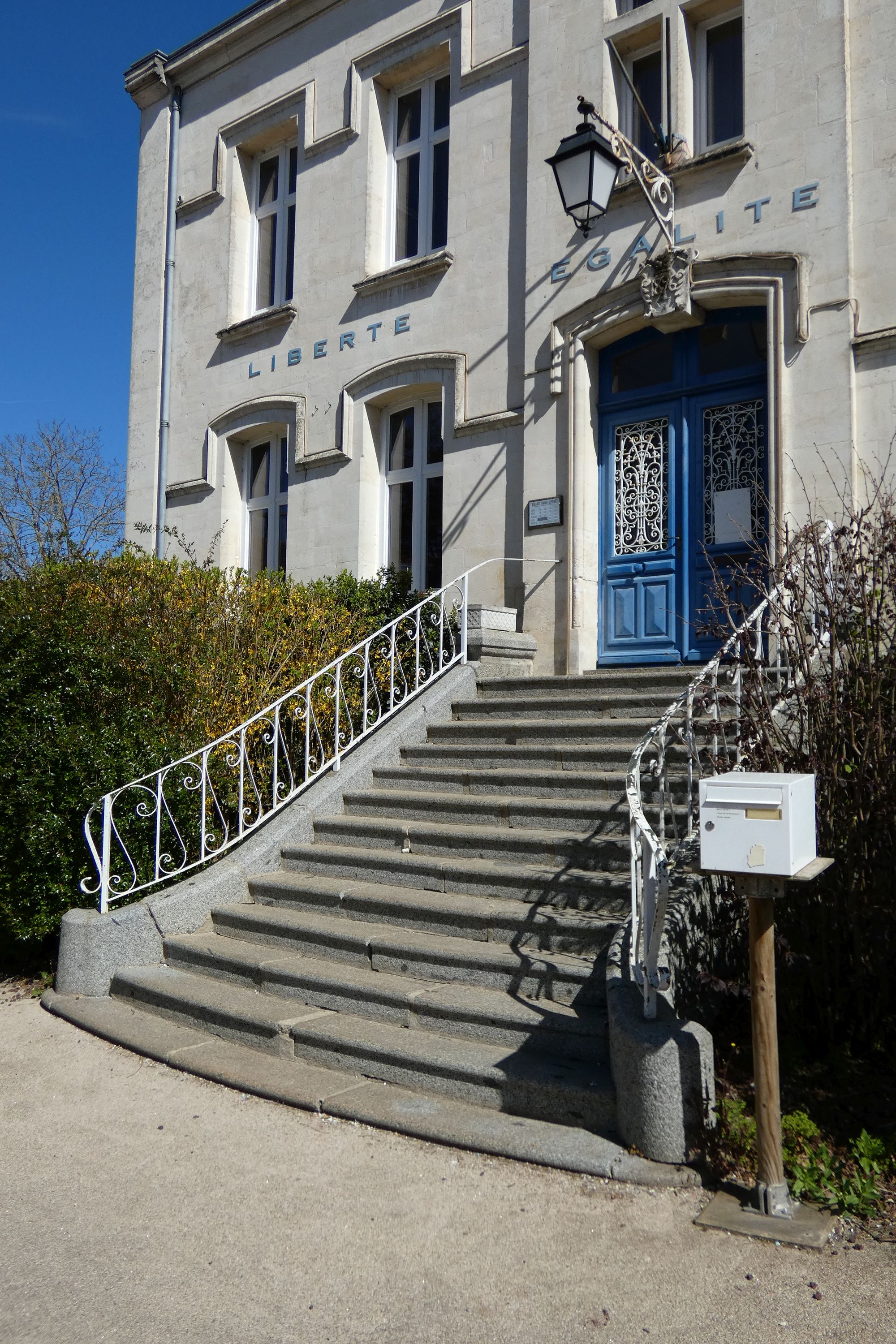 Ecole primaire publique de filles, puis bureau de poste, puis mairie, actuellement salles de réunions