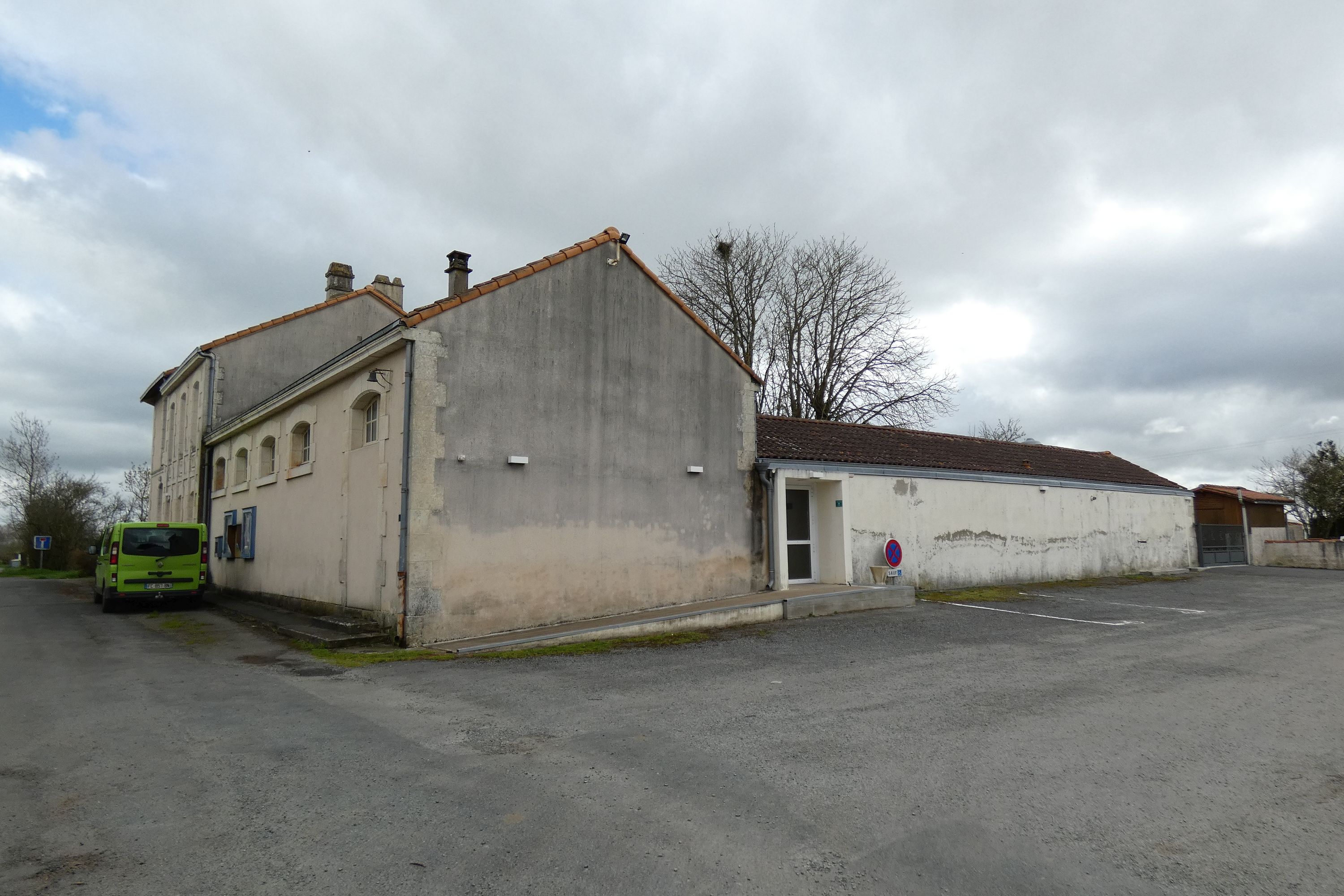 Mairie et école primaire de Sainte-Christine, actuellement salle des fêtes, 24 rue du Champ-de-la-Ville