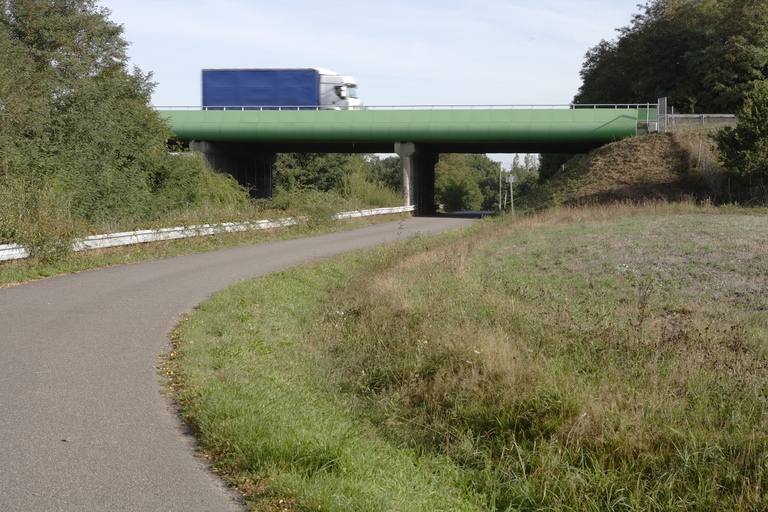 Pont-route en béton pré-contraint