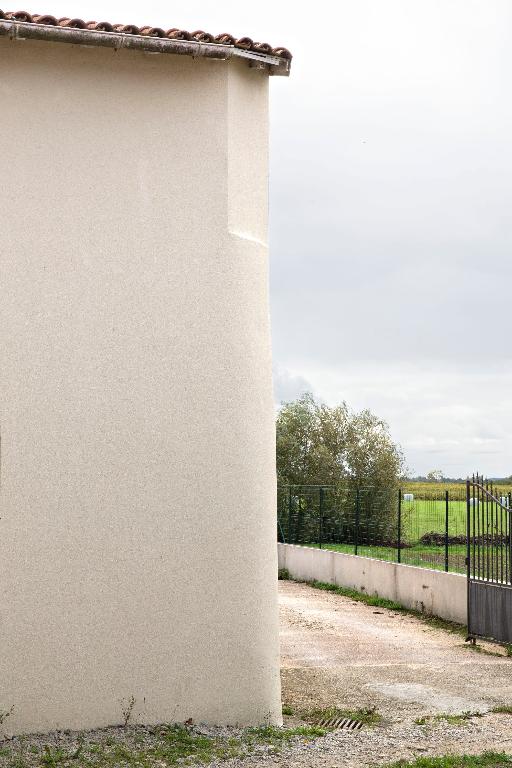 Reprise en hauteur au XXe siècle d'une habitation. La rupture entre l'angle arrondi originel du bâtiment et le rehaussement en pan coupé est lisible sous l'enduit. Les Laures, Valles. Cadastre 2018, HN-88.