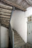 Vue de l'escalier depuis le palier du premier étage vers le corps secondaire.