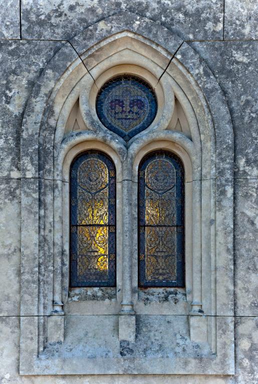 Ensemble de 3 verrières décoratives (baies 0 à 2) - Chapelle funéraire de la famille de La Tour d'Auvergne-Lauraguais, Villiers-Charlemagne