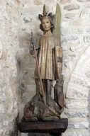 Statue : saint Michel terrassant le dragon - Chapelle Saint-Pierre, Saulges