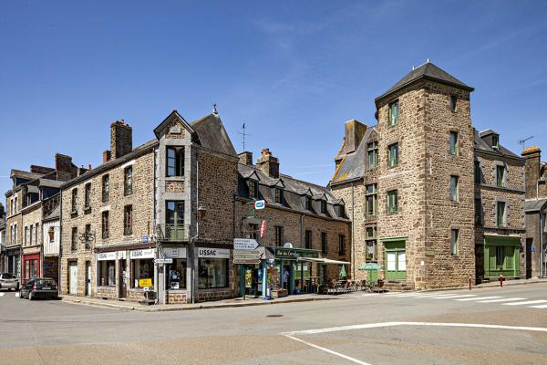 Manoir urbain, 31-33 rue dorée, actuellement immeuble d'habitation