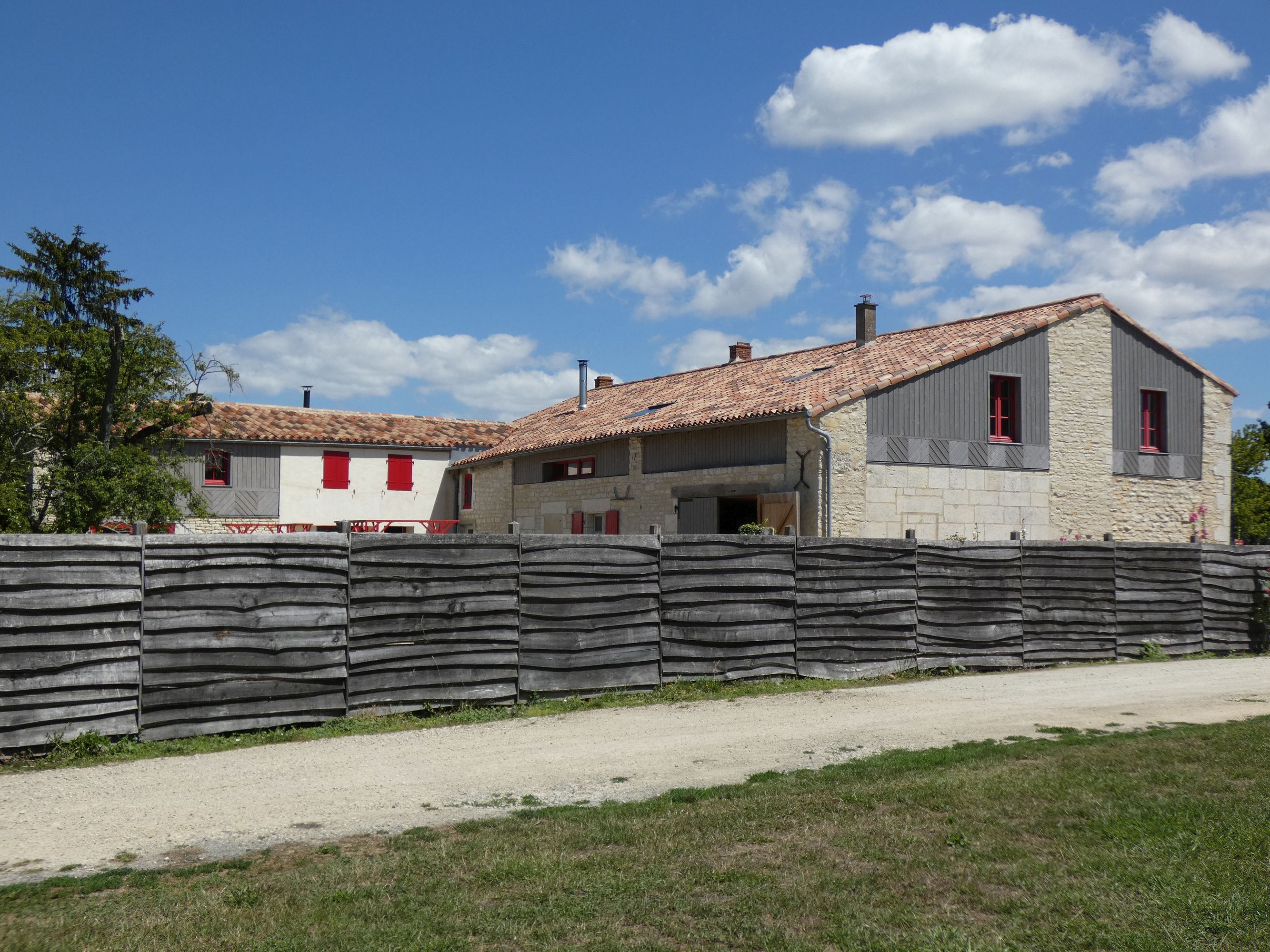 Ferme, café dit la Douane, épicerie, actuellement maison ; Village de la Sèvre, 7 route des Cabanes