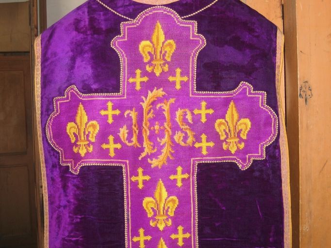 Ornement violet n° 4 : chasuble, étole, bourse de corporal, voile de calice