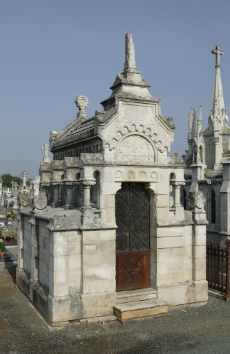 Chapelle funéraire des familles Bizet et Renaud, Cimetière