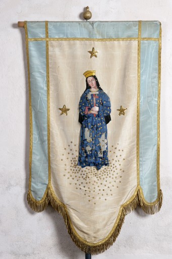 Bannière de procession : la Vierge de Pontmain - Église paroissiale et prieurale Notre-Dame, Saulges