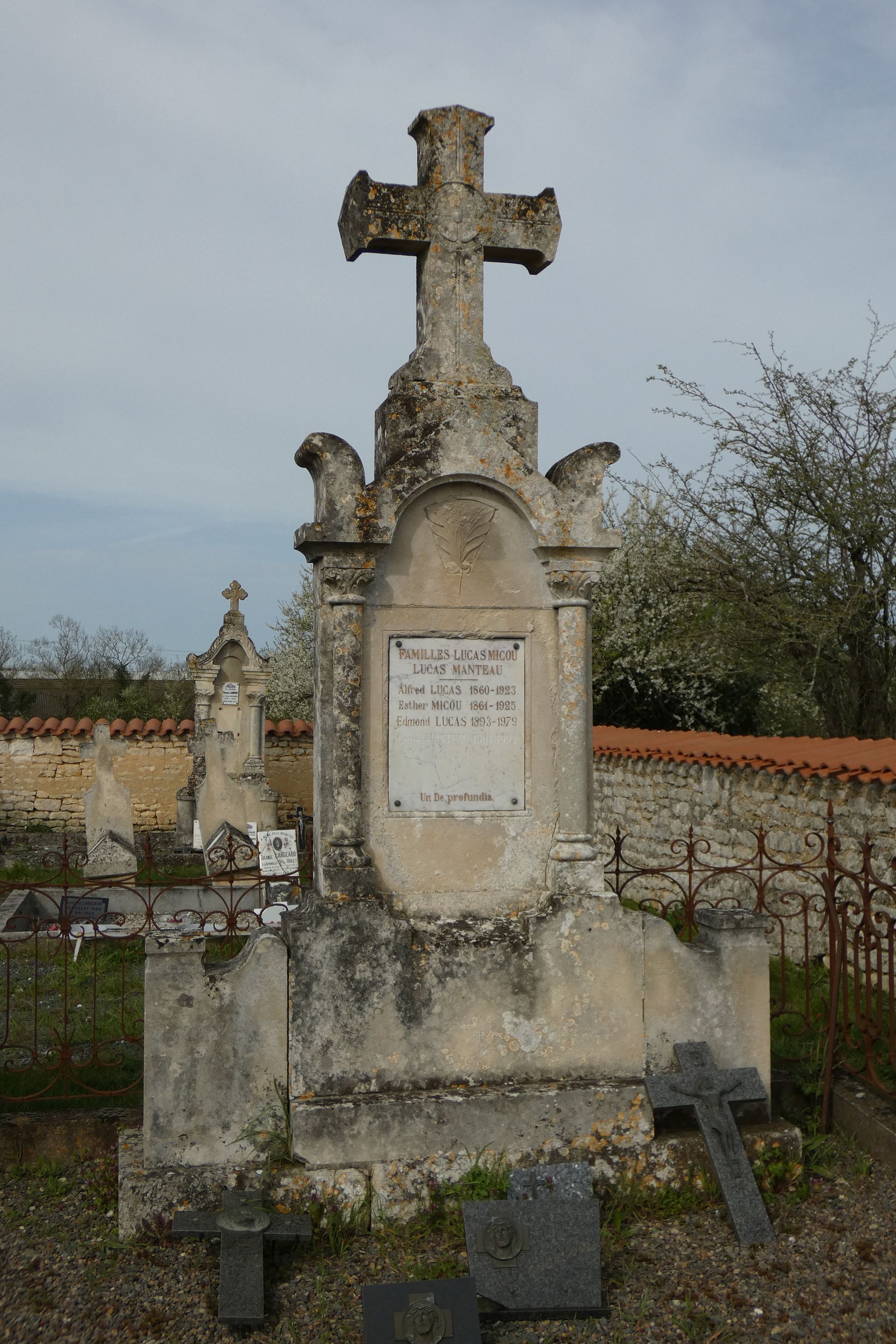 Enclos funéraire de la famille Dazelle-Lucas