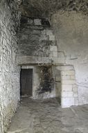 Salle centrale de l'abri troglodytique. Ancienne cheminée et accès au fontis postérieur.