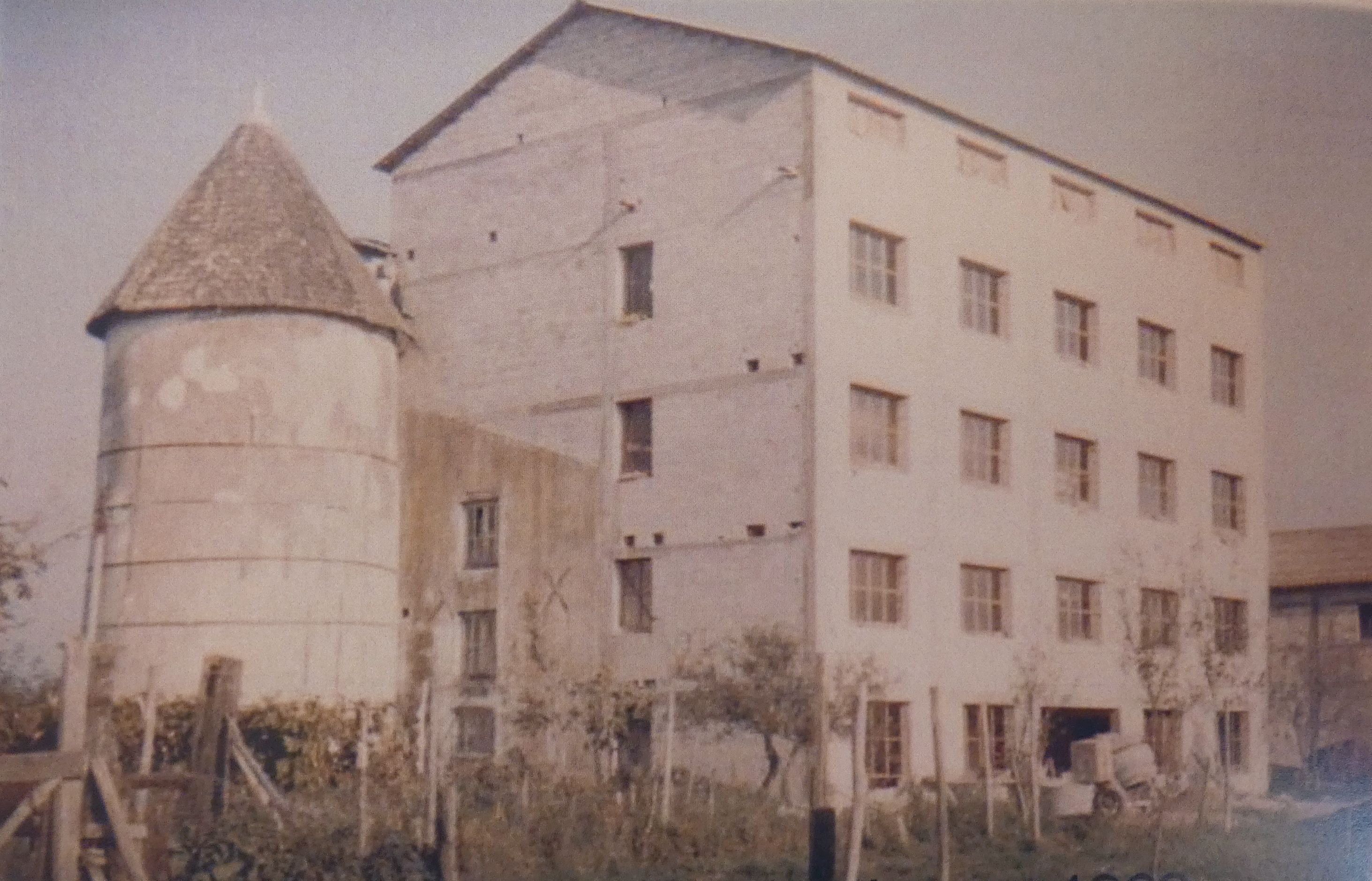 Moulin de la Petite Bernegoue, puis minoterie dite le Moulin Maret, actuellement site artisanal, route de Maillé, 9 Bois-Charrie