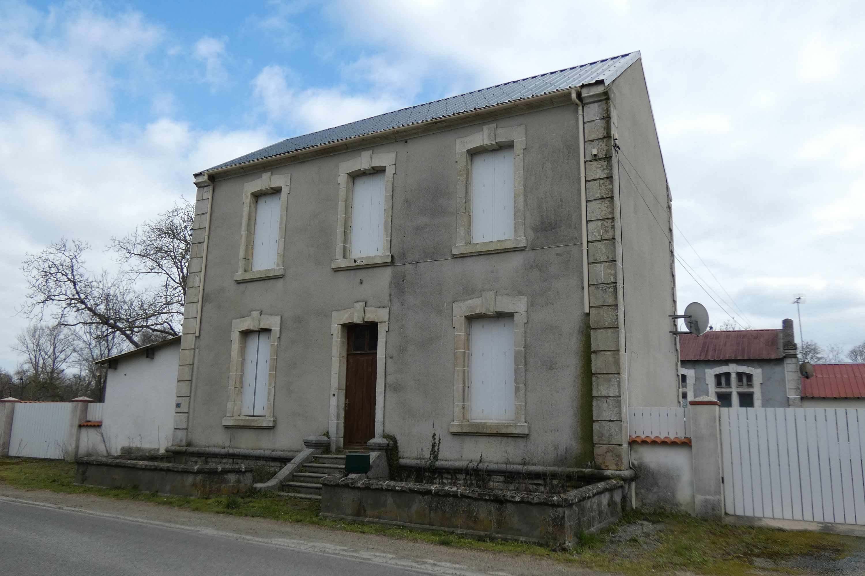 Ecole primaire de Nessier, actuellement maison, 35 route des Pictons