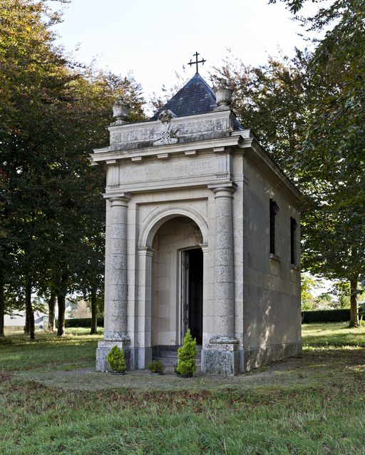 Chapelle funéraire de la famille de Waresquiel - route de Bazougers, Forcé