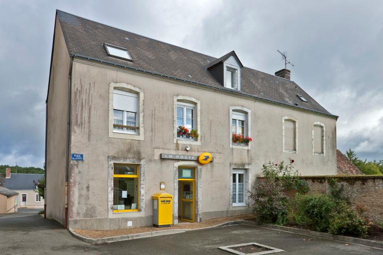 Presbytère, puis école de filles, actuellement ensemble de logements et agence postale