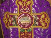 Ornement violet n° 2 : chasuble, étole, bourse de corporal, manipule, voile de calice
