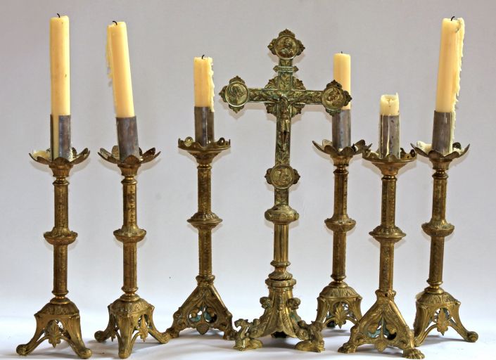 Garniture du maître-autel : 6 chandeliers et croix d'autel