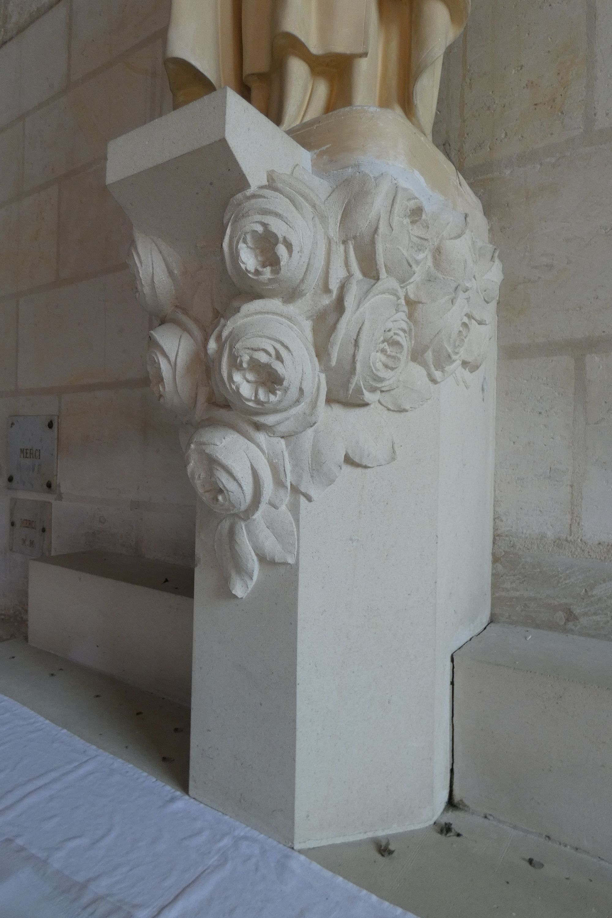 Autel et statue de sainte Thérèse de Lisieux