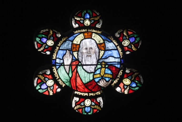 Verrière figurée : Dieu le Père (baie 100) - Église paroissiale Saint-Crespin-et-Crespinien, Larchamp