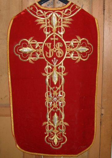 Ornement rouge n° 9 : chasuble, étole, manipule, bourse de corporal, voile de calice