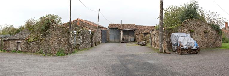 Habitations et dépendances implantés en bordure et sur l'espace commun. La Rinière des Landes, Le Loroux-Bottereau.