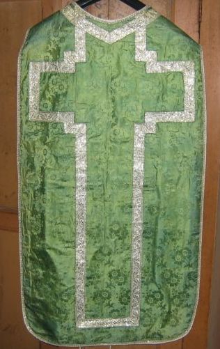 Ornement vert n° 5 : chasuble, étole, manipule, bourse de corporal, voile de calice, pale