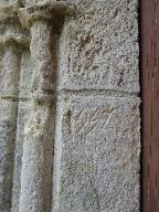 La date 1552 inscrite sur le côté gauche du portail.