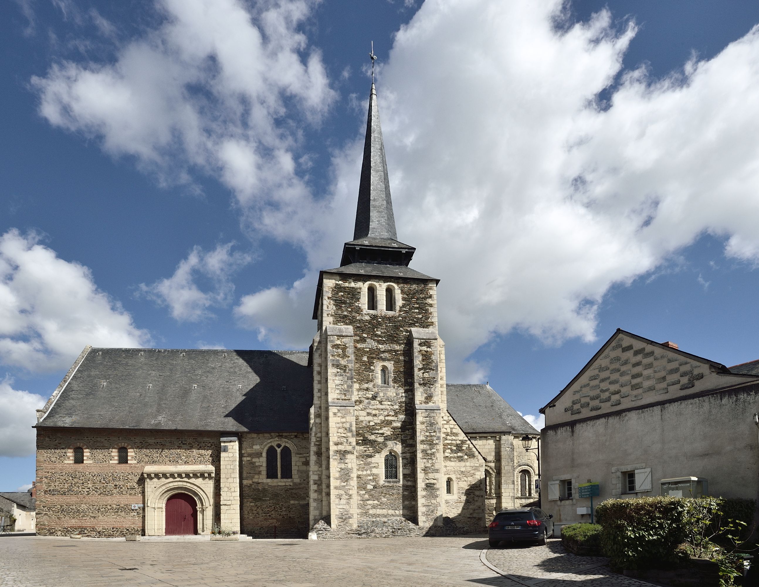 L'église Saint-Pierre-et-Saint-Romain de Savennières (classée MH en 1840).