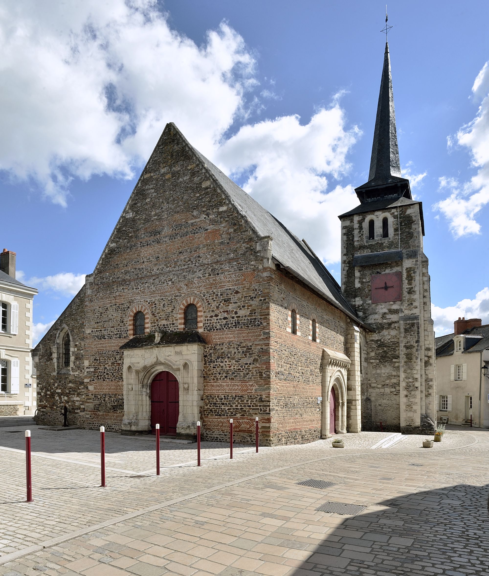 Église paroissiale Saint-Pierre et Saint-Romain de Savennières