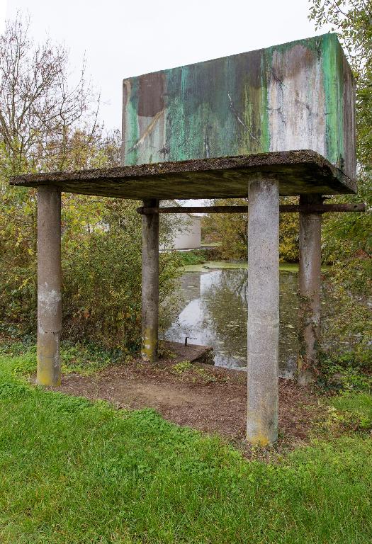 Bac à sulfate en bordure de mare commune aux habitants de la Bodinière au Landreau, AX01-147, cadastre 2018.